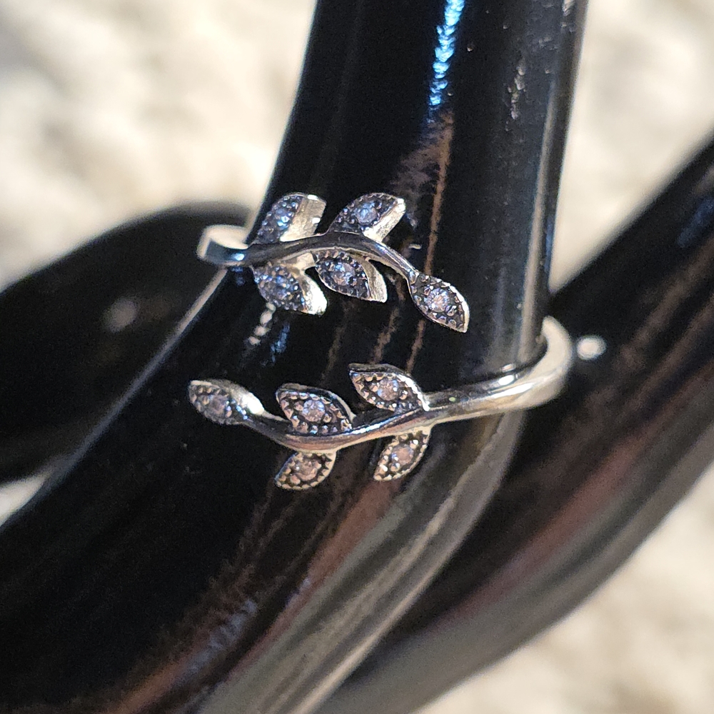 Chic Silver Leaf Ring With Sparkling Accents - image 2